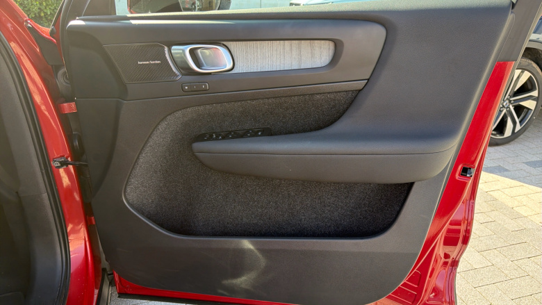 Volvo XC40 2.0 B4P Ultimate Dark 5dr Auto Petrol Estate